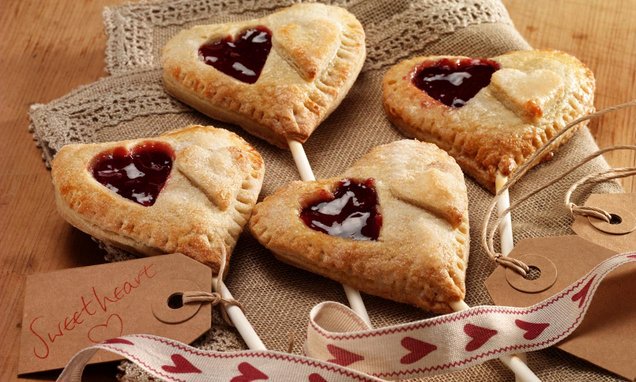 DrOetkerBakes's tweet photo. #ValentinesDay is just around the corner - the perfect time to #BakeItTogether with your loved ones. These #CherryBakewell Sweethearts also make the perfect gift! https://t.co/IXgnd7FpxV https://t.co/OSpQYWJkX0