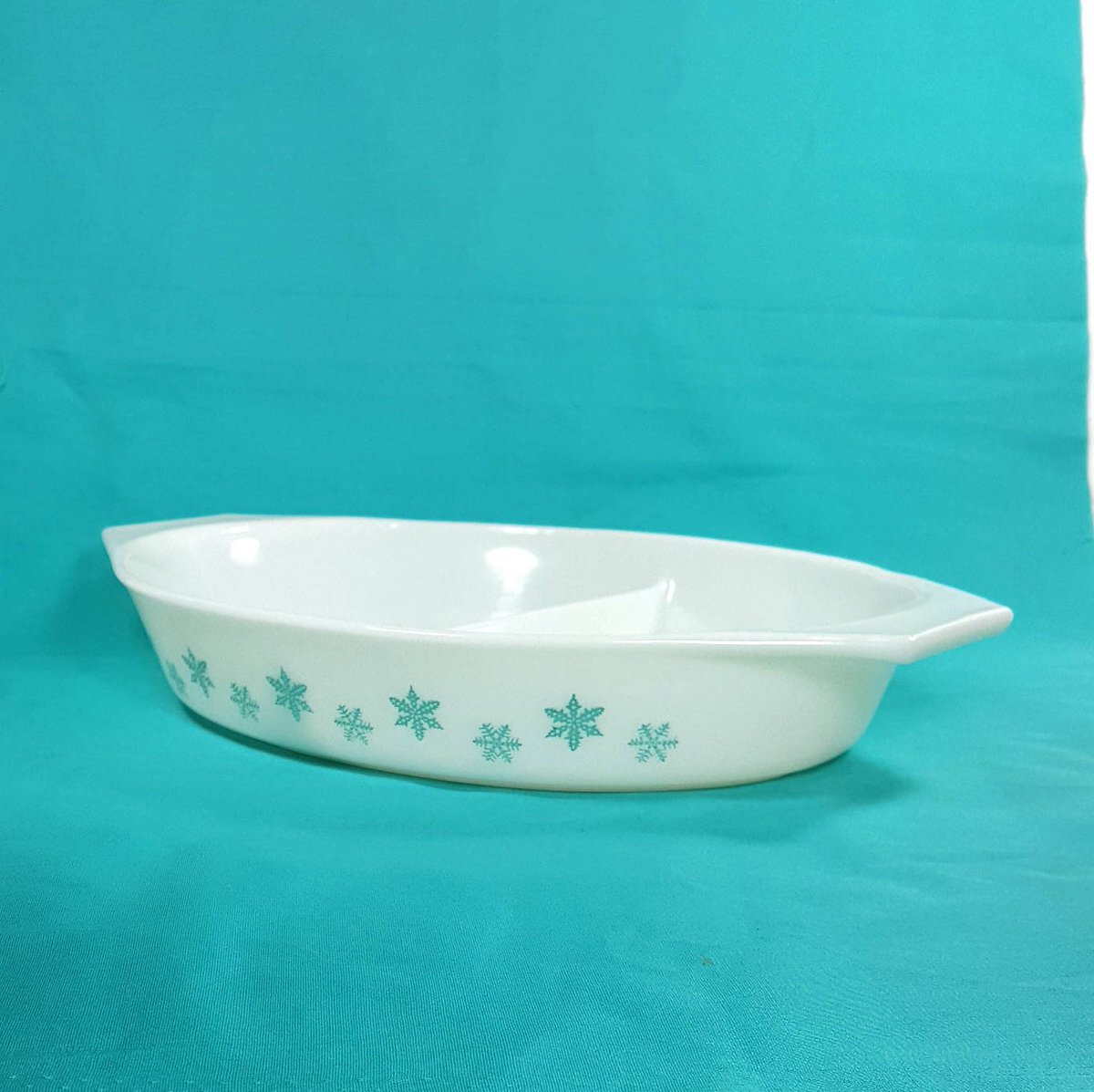 LastTangoVtg's tweet image. VINTAGE PYREX TURQUOISE Snowflake Divided Casserole Shiny White w … etsy.me/2E57pa3 #kitsch #PyrexBakingDish