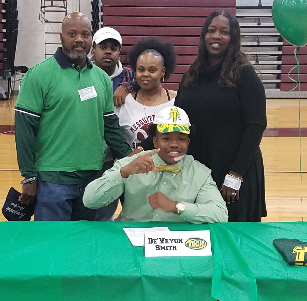 CoachFleen's tweet photo. Congrats to our Skeeter 🏈 players signing today! #AlwaysASkeeter https://t.co/gTxalwEwCo