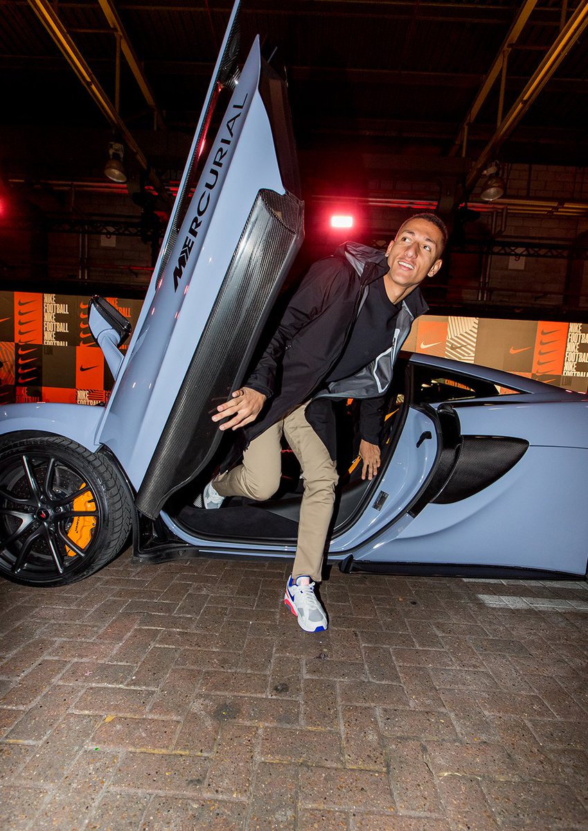 nikefootball's tweet photo. The world's fastest arrive in style.
@neymarjr @hazardeden10 @richarlison97 @samkerr1

#BornMercurial #NikeFootball https://t.co/3aKSPUT9pV