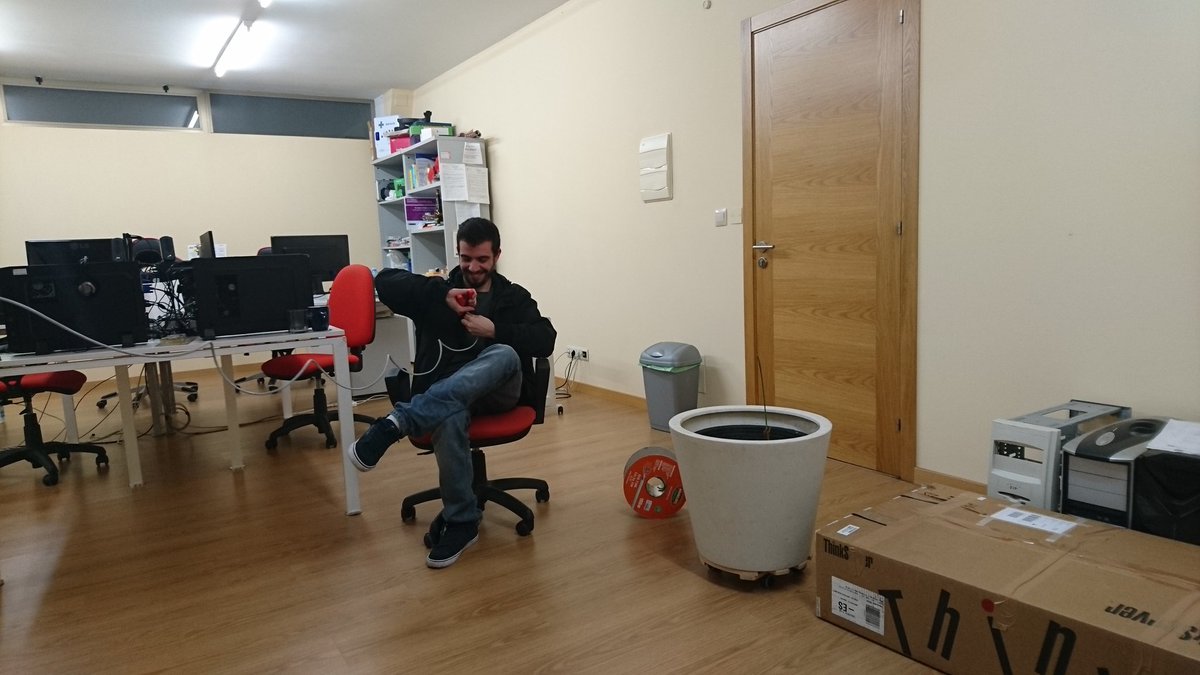 En Tesla nadie se libra del #reto de hacer un latiguillo de red 🤣🤣