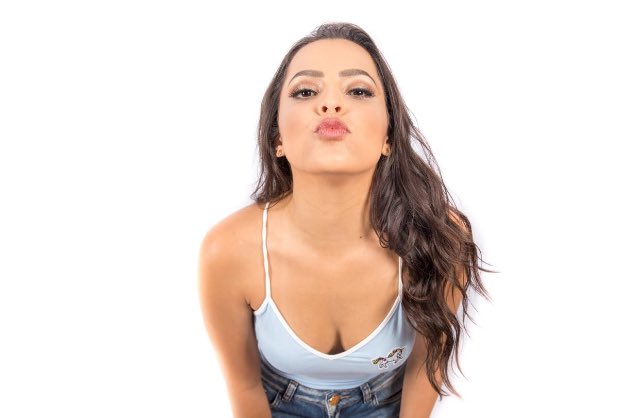 GleiciDamasce18's tweet photo. DUELO DE EX-BROTHERS 

QUAL SEU PREFERIDO?

Emilly Araujo  - RT 👉🏼 🔁 
Vivian Amorim - FAV 👉🏼 ❤️ 

#BBB18 #REDEBBB https://t.co/RZ0ZfRlxGY