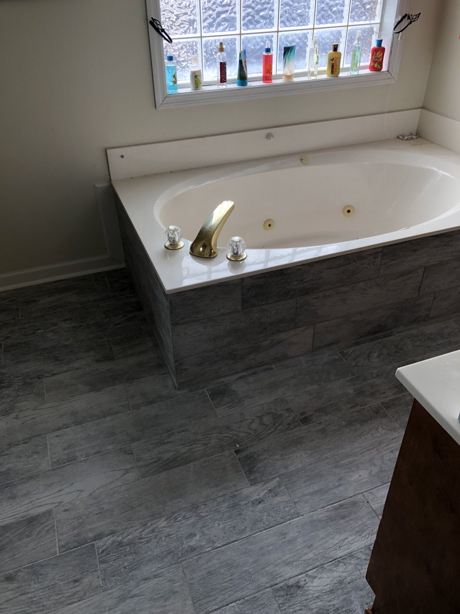 BoyMom201's tweet photo. #RomanoffEast I am in love with this bathroom! https://t.co/hmNa7Pcd6b
