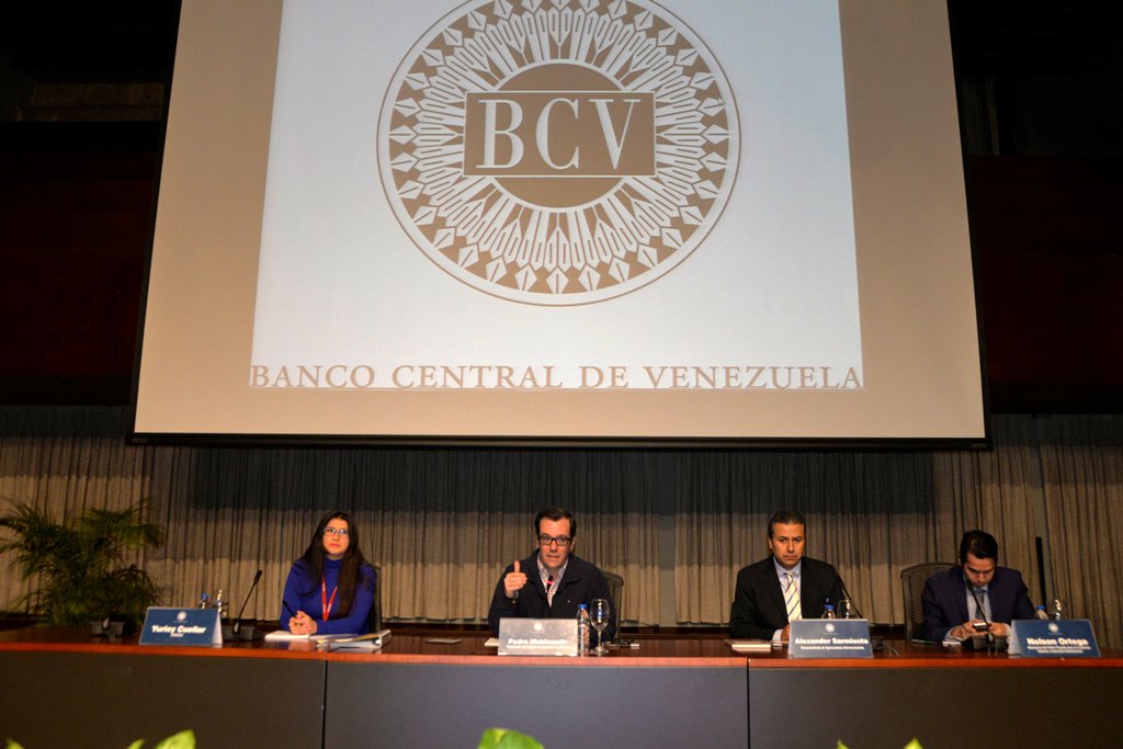BCV_ORG_VE's tweet photo. En reunión del Director del #BCV, Pedro Maldonado, con el sector exportador y entidades financiera, lo acompañaron el vicepresidente de Operaciones Internacionales, Alexander Sarmiento; el vocero del Mippcoexin, Nelson Ortega; y la representante del Cencoex, Yurley Cuellar https://t.co/lU5YV7cMcP