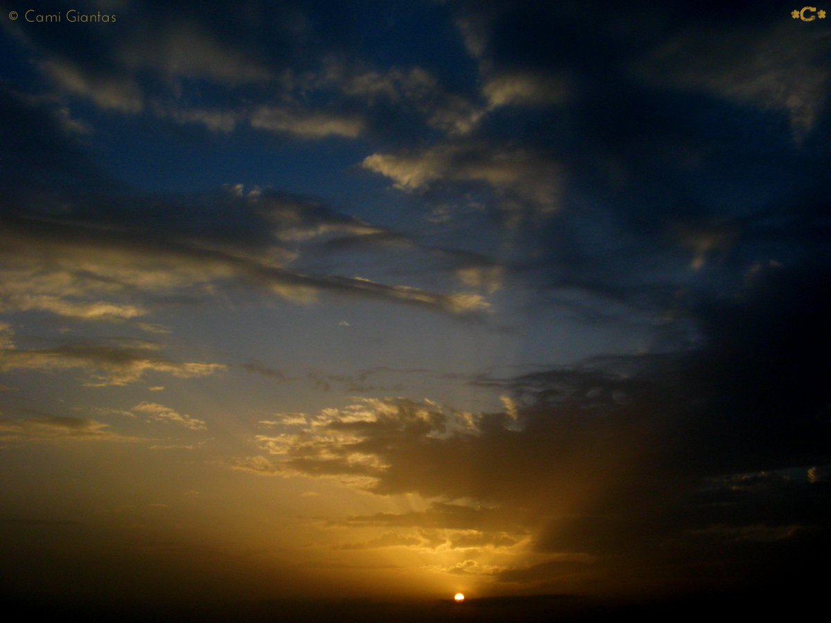 Cami_Giantas's tweet photo. No star is too far to reach...

#clouds #photography #travel #sky #PhotoRTG #sunset @StormHour #NaturePhotography #Earth @EarthandClouds @EarthandClouds2 #PintoFotografía #yourshot #500pxrtg #weatherphoto @PicPoet @BestSunsetPhoto @salovesunsets @PicBallot #Greece #World #Athens https://t.co/1ae6ggQOS1