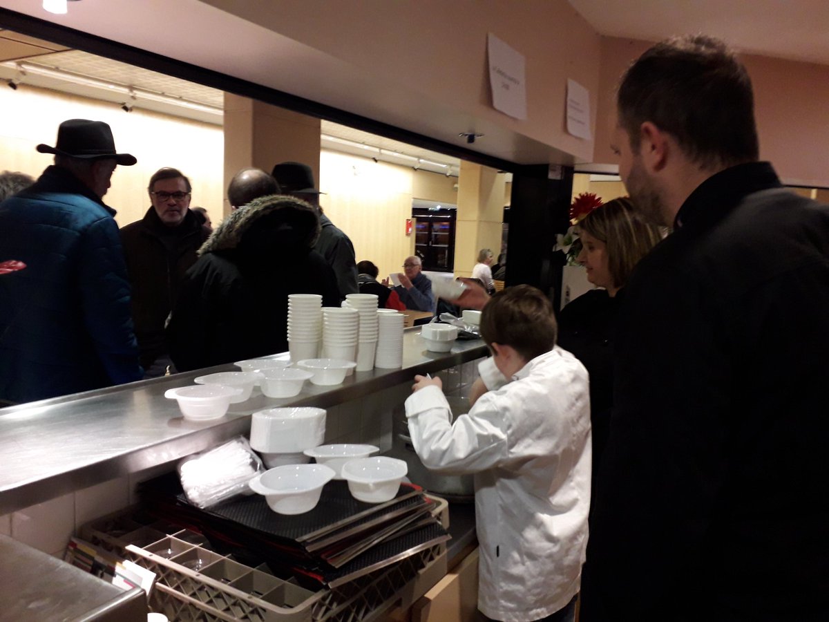 madkto's tweet photo. Très bonne idée de #l'Atelierd'Avron au Perreux. Réchauffer les coeurs après la #crue de la Marne, servir une bonne soupe au #CDBM. Ac Christel Royer🍲 https://t.co/5VDwDDrihd