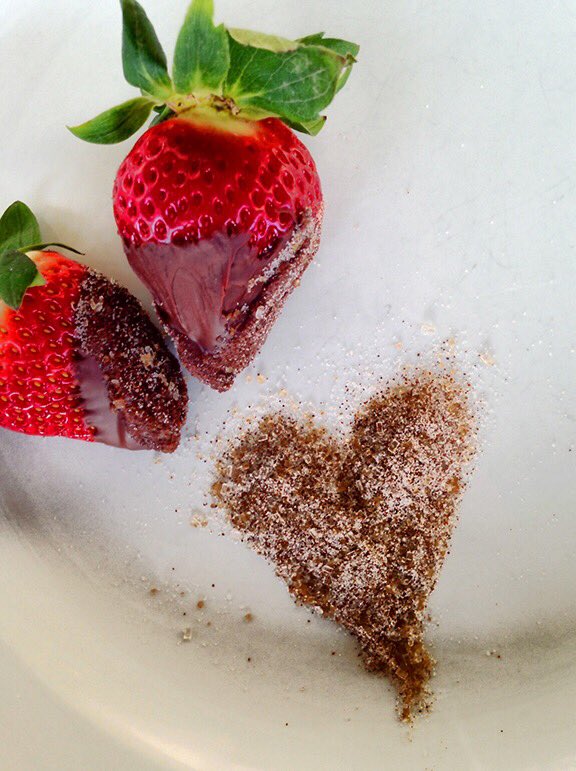 rokzflavors's tweet photo. What kind of #valentines #day treats do you like to plan for your #love? Don't miss out on these #strawberries dipped in @euphoriachococo chocolate and #rokz sweet heat sugar for a nice #sweet & #spicy treat. #rokzflavors #euphoriachocco #loverokz #chocolate #sugar https://t.co/k9oAxGj7vj