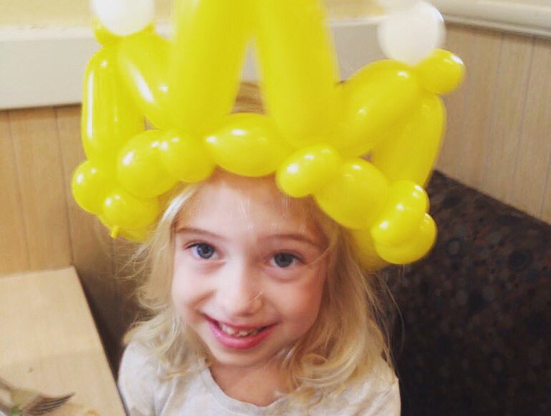 SupplySmart's tweet photo. Twisting #balloons🎈and #entertaining #customers at the @ihop #balloonart #crown👑 #crownballoon #panda #pandaballoon #pandaballoons #balloontwister #balloondecor #balloonsculpture #childrensparties #kidsentertaiment https://t.co/onKAd4Eil0