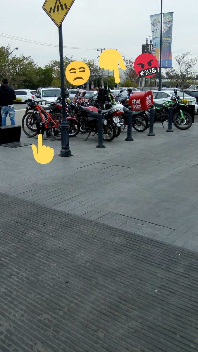 PoderAG_Jal's tweet image. Los motociclistas tienen un severo conflicto de identidad estacionandose en los ciclopuertos y los ciclistas al estar llenos en las ciclobancas.
Pasa en todas las plazas comerciales.
@MovilidadZap @GdlMovilidad
@negrosoto @ValeriaHuerfano
@PlazaPatria