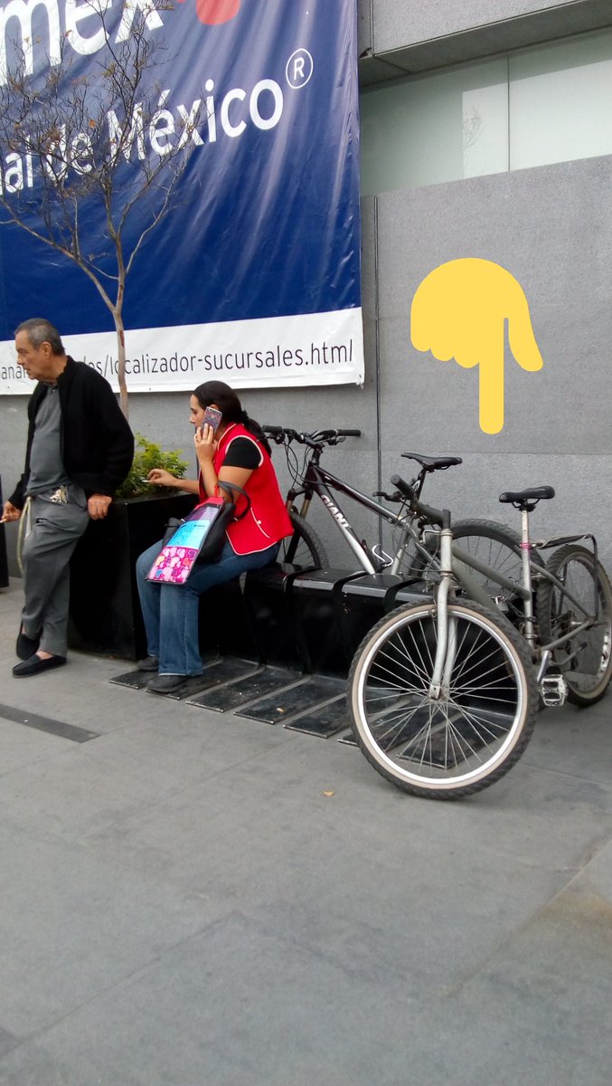 PoderAG_Jal's tweet image. Los motociclistas tienen un severo conflicto de identidad estacionandose en los ciclopuertos y los ciclistas al estar llenos en las ciclobancas.
Pasa en todas las plazas comerciales.
@MovilidadZap @GdlMovilidad
@negrosoto @ValeriaHuerfano
@PlazaPatria