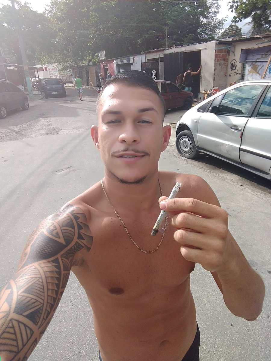 PilotoMv's tweet photo. De treta em treta...🎶🎤😋🍃 https://t.co/KpIgYpR75B