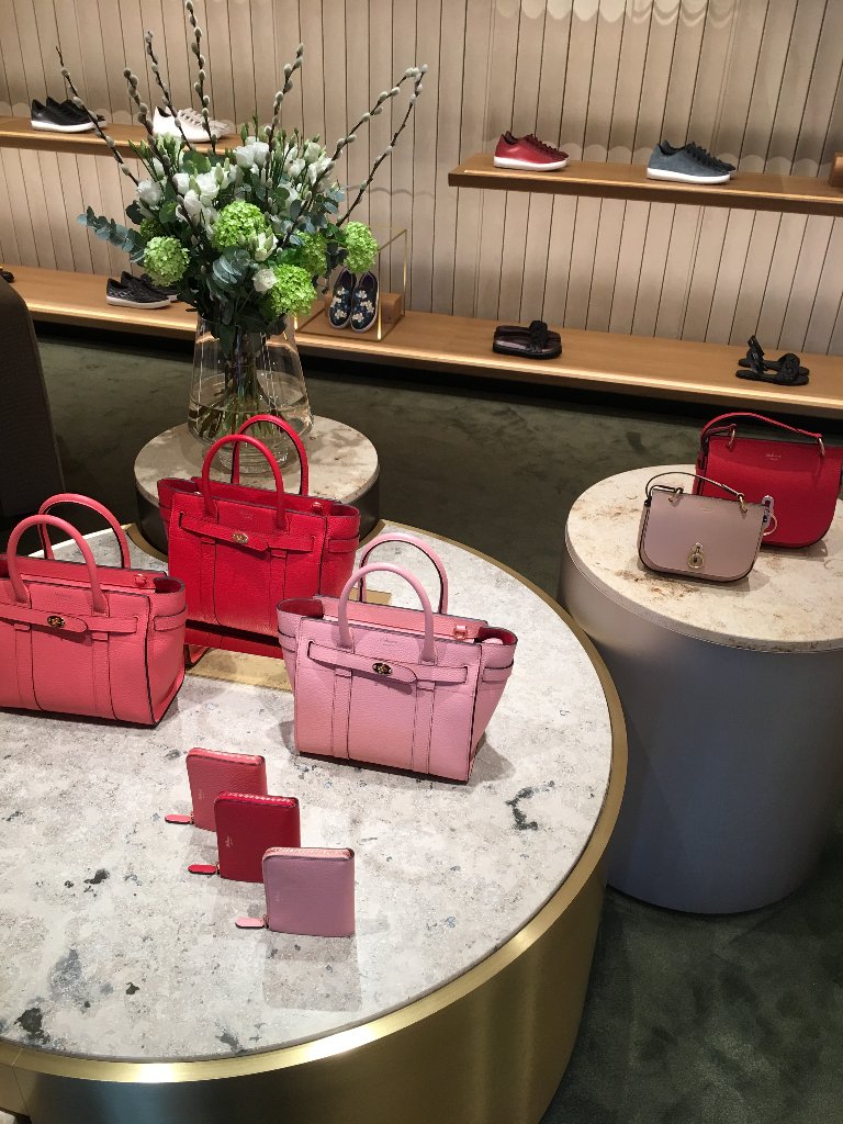 CoventGardenLDN's tweet photo. What will you be getting your Valentine? Find more gifts on our online gift guide: https://t.co/LCxtCITmha and see you soon for more Window Shopping Wednesdays! #CoventGarden #Valentines #WindowShoppingWednesday https://t.co/lqC9luZJ8n