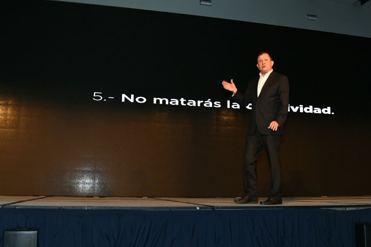 CumbreCP's tweet photo. "Las campañas no se ganan con dinero, se ganan con talento e innovación." @1marcosifuentes #CumbreMX https://t.co/i89IRraOF8