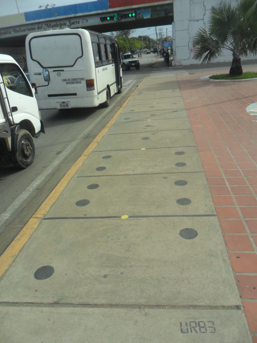 ur83_art's tweet photo. Aceras domino #Cumana #Sucre #Venezuela #art #geometry #pintura #paint #ConcretArteEnElEspacioDeJuego #ur83 @globalstreetart https://t.co/BcWYrcN3y7