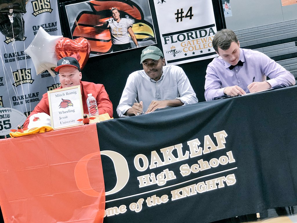 OHSKnightMedia's tweet photo. #NationalSigningDay @ #OakleafHighSchool Congratulations #Knights @OHSKnightMedia https://t.co/TdRB2KEth0
