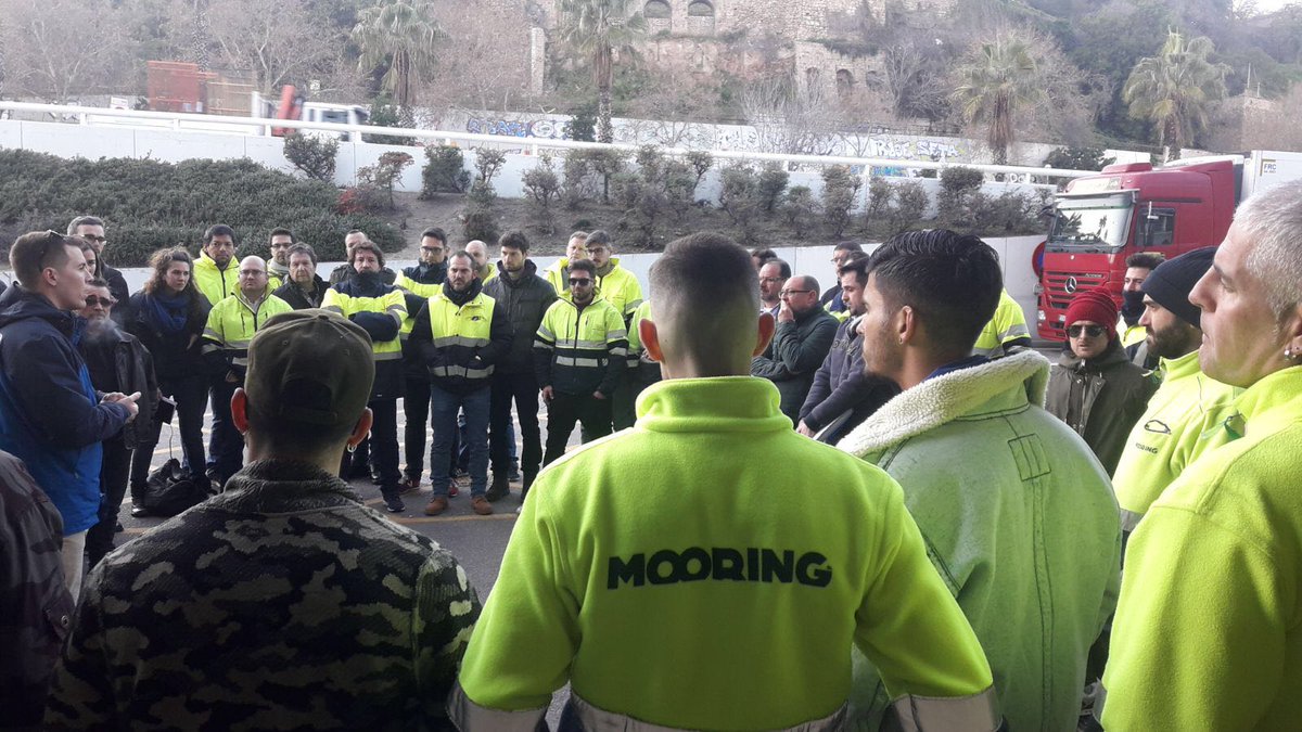 PortuariosBCN's tweet photo. Hemos acabado la Asamblea de trabajadores. La plantilla apoya la huelga para forzar la reincorporación de sus compañeros.
Mañana estamos citados para la primera mediación ante la Autoridad Laboral. https://t.co/xTAjZqwDtj