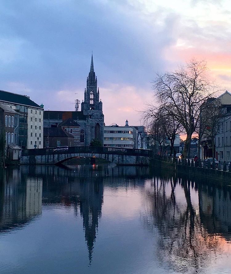 hellocork_'s tweet image. Beautiful reflection of the Holy Trinity Church on the River Lee 👌🏻Thanks to #irishpix  for this shot! #hellocork_