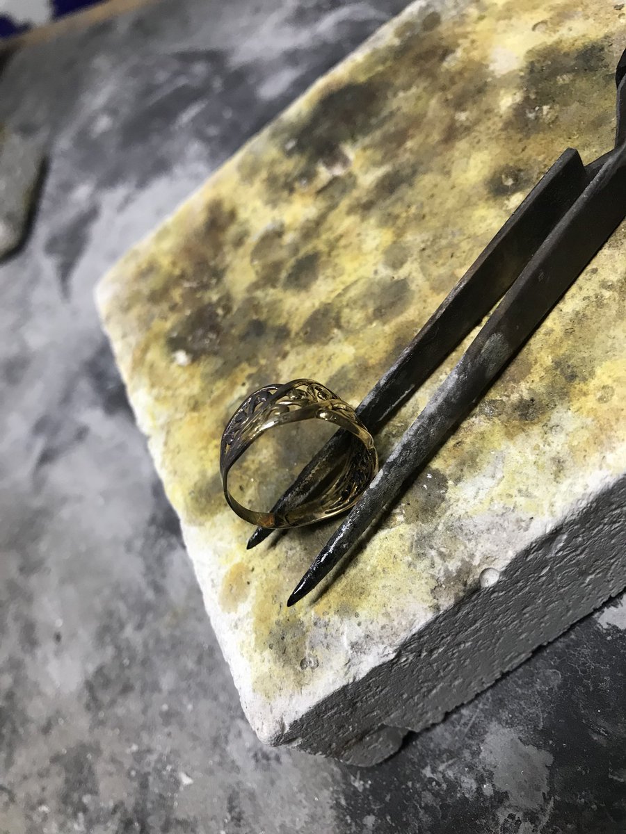 botonesdeplata's tweet photo. Unas composturas de hoy, en oro y plata #composturas #taller #arreglos #oro #plata https://t.co/2wHbLWPexO