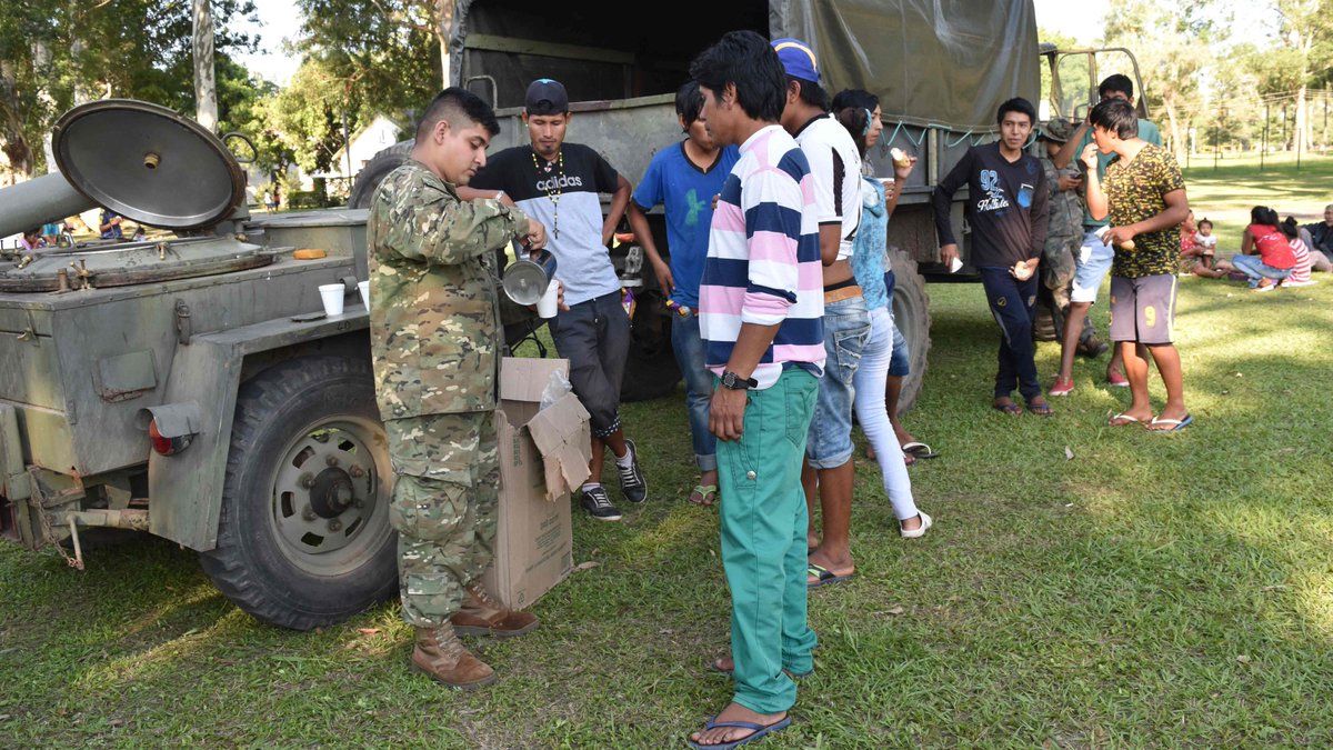El <a href="/Ejercito_Arg/">Ejército Argentino</a> elabora y distribuye racionamiento en albergues temporales de Tartagal y El Rosado #Salta #Inundaciones