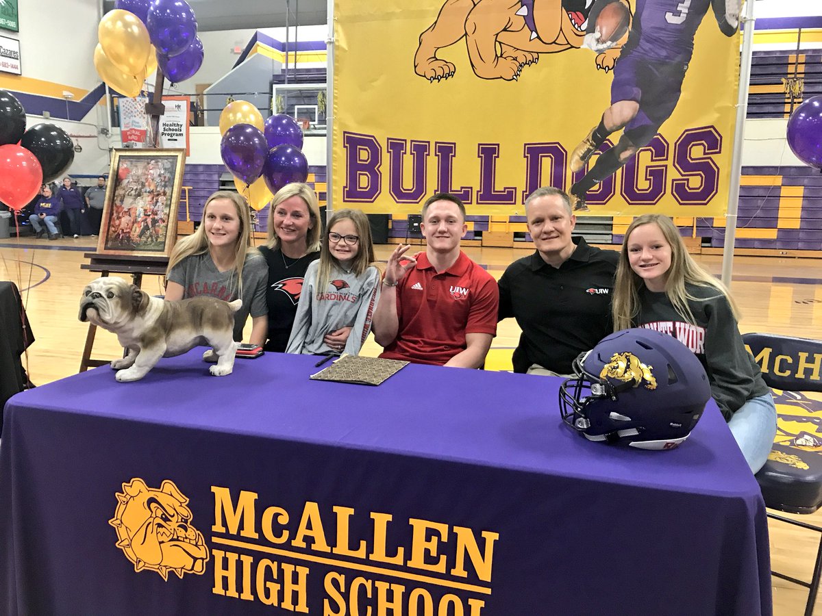 PatC_Alexander's tweet photo. McAllen HS WR Gunnar Henderson signed today to play football at the University of Incarnate Word in San Antonio. 

#NSD18 #RGV #txhsfb https://t.co/mxUz68vHhl