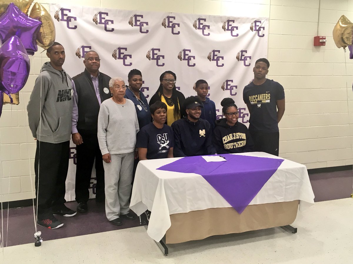 ECHSrecruits's tweet photo. Congrats to these three for signing to play at th next level! @killa_Chris_2  @Tay_FL and @TODD285 !!! https://t.co/JdM5HxDR6b