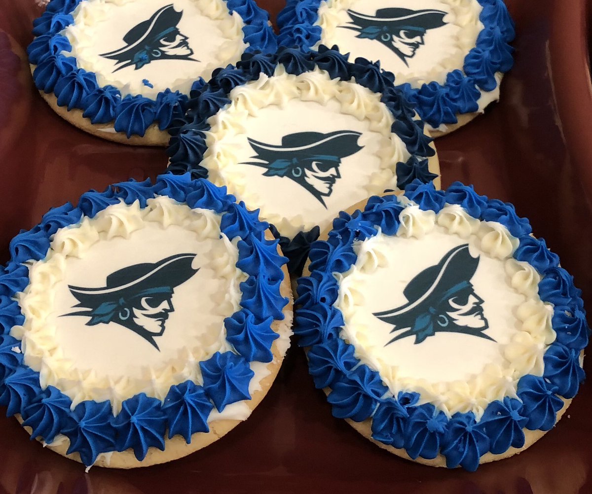 mairetammy's tweet photo. A sweet way to celebrate signing day! 🏈🔵⚫�� #sailsup https://t.co/DNKvApEmTf