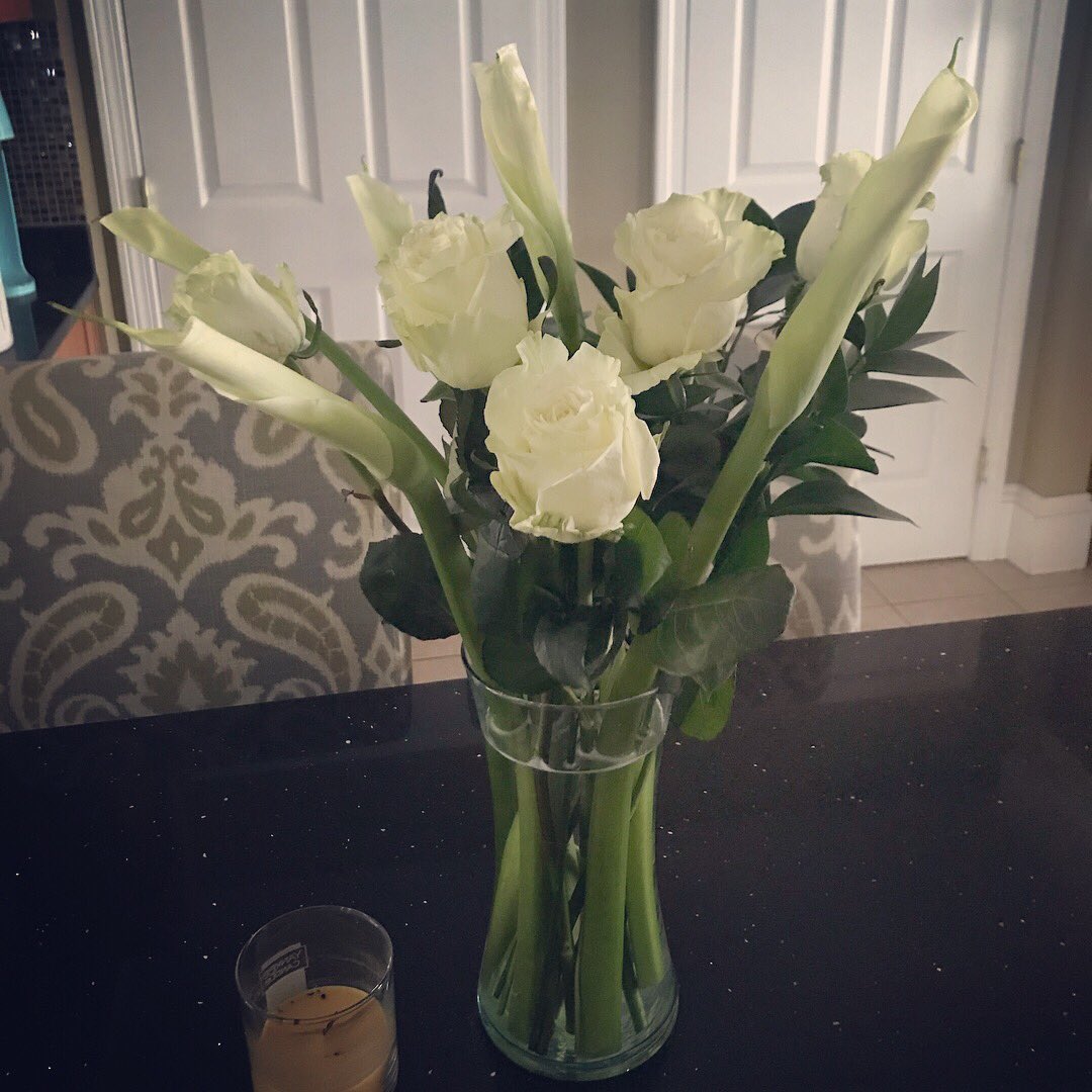 martafromRI's tweet photo. I just walked in to this BEAUTIFUL flower arrangement from the company that I am SINCERELY HONORED to be part of. 🙏🏻 Thank you. #TeamEmpower #Isagenix #Gratitude #PositiveLiving #HealthyLiving #StrongTribe https://t.co/yTQOFlFtE3