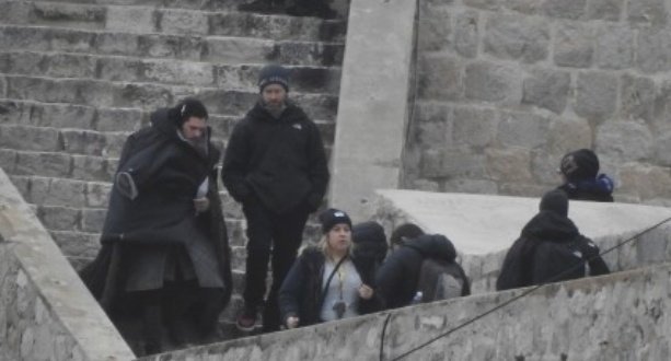 Daenerys_GOT's tweet photo. 🚨 ALERTA SPOILER: Season 8 
Kit Harington (com o cabelo baixo) foi visto nas gravações em Dubrovnik, na Croácia!
#GameOfThrones https://t.co/Z0eiyqsJQ1