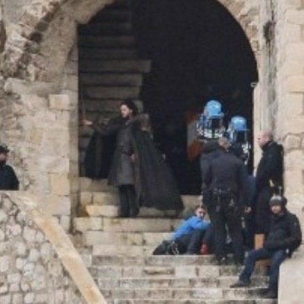 Daenerys_GOT's tweet photo. 🚨 ALERTA SPOILER: Season 8 
Kit Harington (com o cabelo baixo) foi visto nas gravações em Dubrovnik, na Croácia!
#GameOfThrones https://t.co/Z0eiyqsJQ1