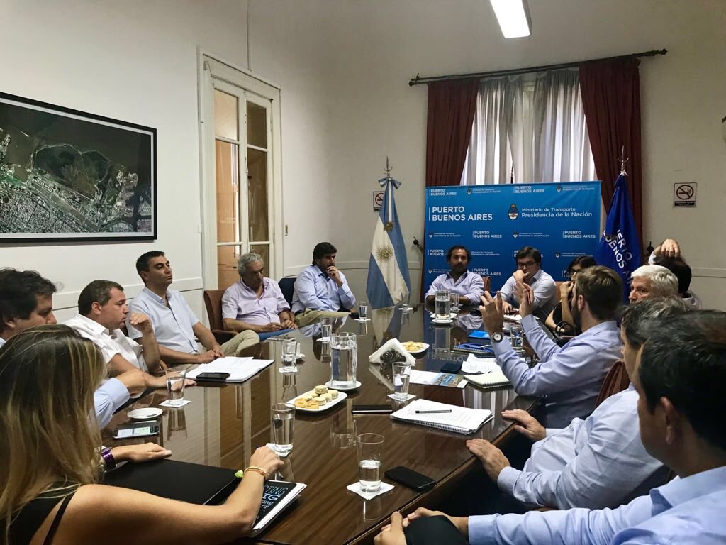 AGPuertos's tweet photo. Junto con Aduana Argentina y representantes de los cruceros que llegan a nuestro país avanzamos en la implementación del aprovisionamiento de buques para mejorar la competitividad regional. https://t.co/XIp30Fr6ZN