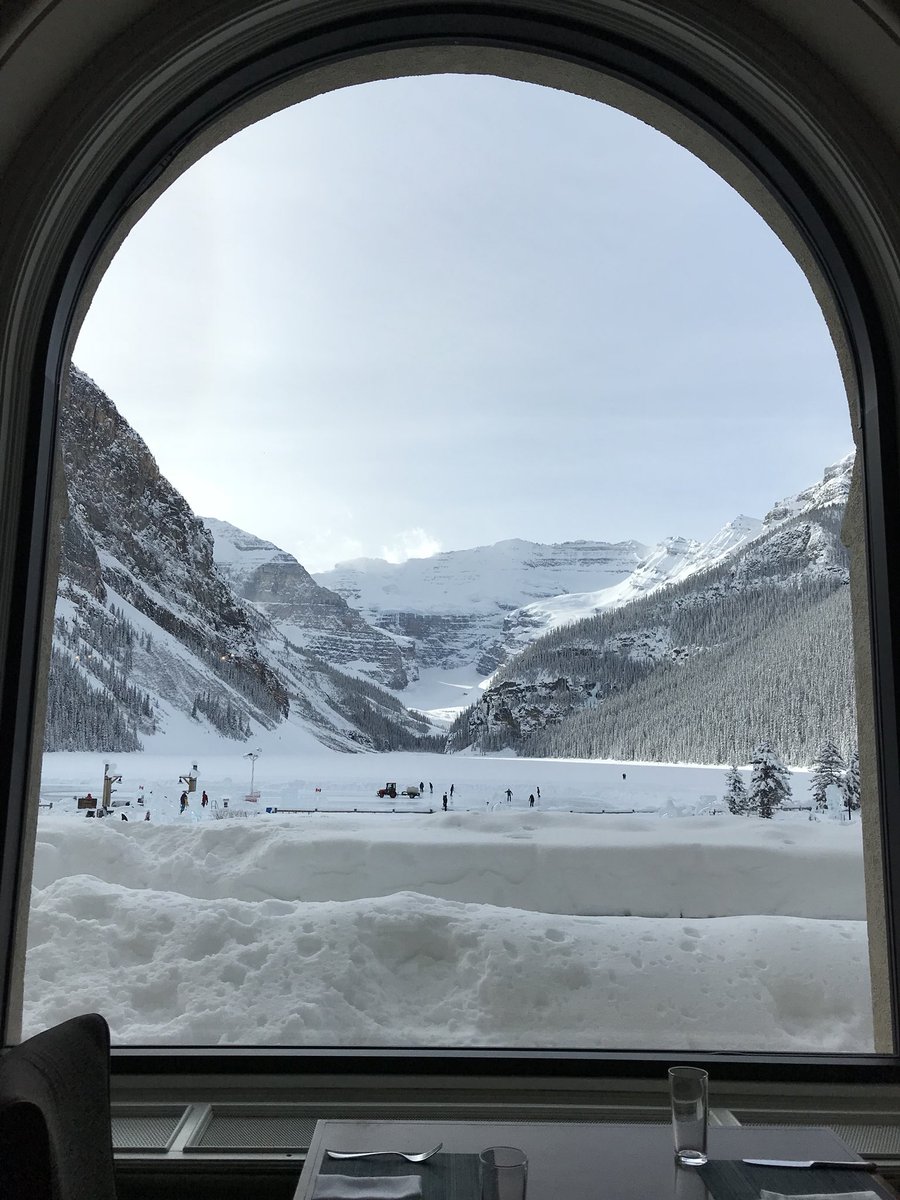 alicethieu's tweet image. A gorgeous view everywhere at @FairmontCLL! #WeLoveWinter #LakeLouise @TrueNorthRocks