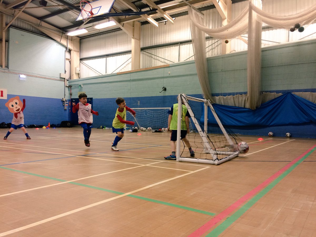 Great session tonight. Pick that one out! #backofthenet Been coaching over 6 years #gorillagoals by far the best! <a href="/PhoenixSGltd/">PhoenixSportingGoods UK🇬🇧</a> ⚽️⚡️u6’s <a href="/BCFCDevelopment/">Bromley Cross</a> looking for some matches please DM if interested <a href="/BurndenPark/">Burnden Park 3G</a> @TheBBDFL pls RT 😁👍🏼