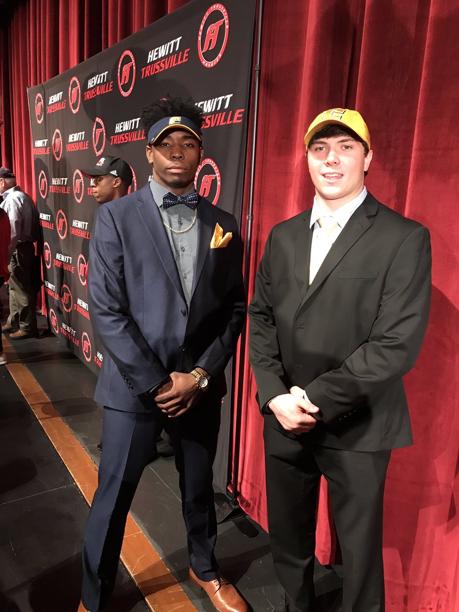 robertmiskelley's tweet photo. Huge day for these two - been watching them since 2nd grade. UTC will be proud of them! @GoMocsFB  @smiskelley2  @logan___21 @HuskyHoDown https://t.co/M27ZHqRTBI