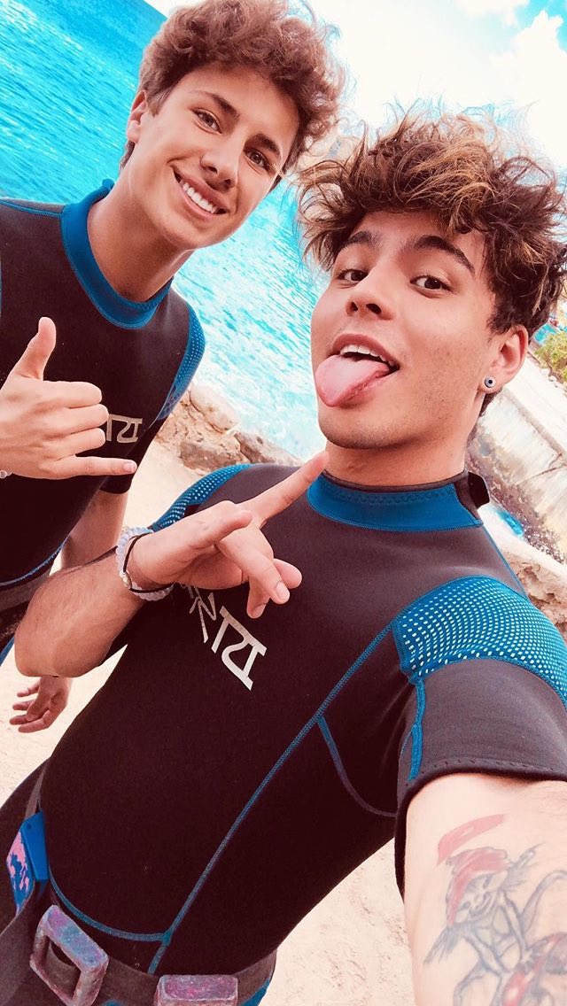 dazaiwan's tweet photo. OH POR DIOS MIS NOVIOS PRECIOSOS ESTÁN JUNTOS, SE VAN A PELEAR POR MI!! 

Jsjsjsjjs:v @ElJuanpaZurita @villalobossebas #Zurilobos los amodoro❤️ https://t.co/ZcW8WNdGAb