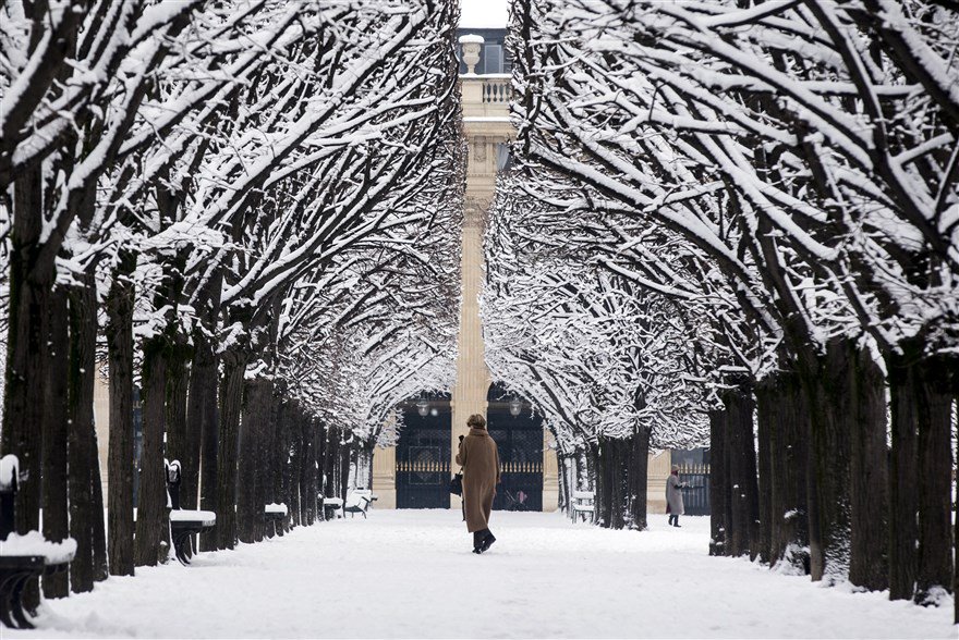 NBCNewsPictures's tweet photo. Photos: Rare snow brings #Paris to scenic standstill https://t.co/OVJxz5161H 📷@alainjocard / @AFPphoto / Etienne Laurent / @epaphotos / Francois Mori / @AP_Images https://t.co/TGBsLMixrJ