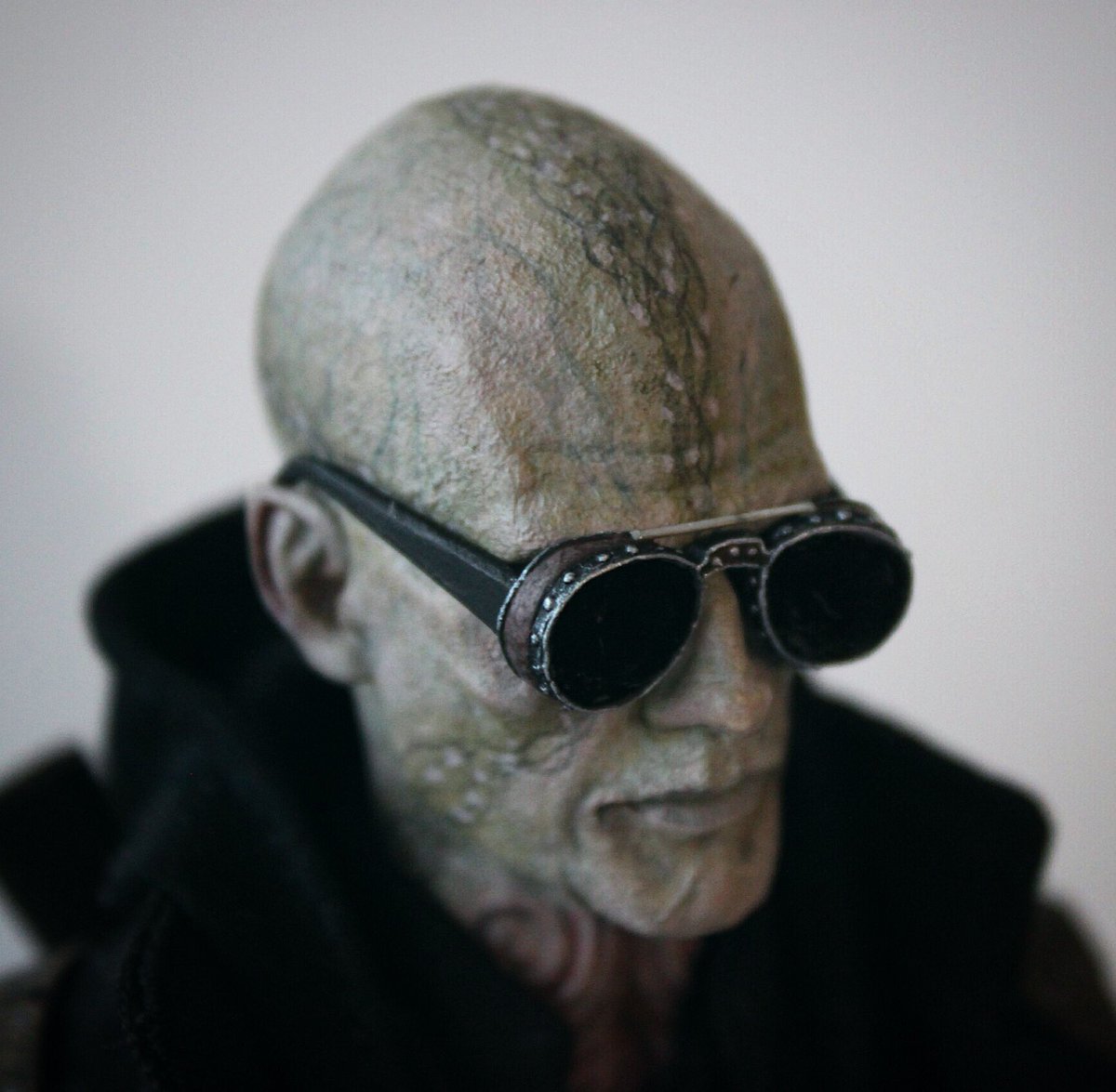 lexluter91's tweet photo. The pre-orders are still open. If you are interested, then write to me at Direct. Mr. Quinlan from The Strain.
The kit includes:
Painted head.
Body from Dam Toys
Clothes and shoes.
Holster and sword(metal).
Glasses.
Wooden stand. https://t.co/kSXsPoX61B