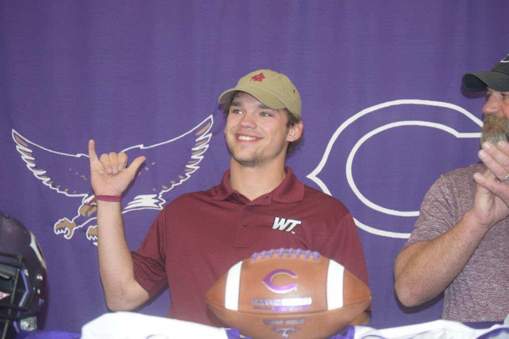 KaleSteed's tweet photo. @WTAMUFootball @Coach_HunterH announces 55 freshman in the 2018 #signingclass w/ 6 offensive transfers. 4 JUCO and 2 D1 transfers. Notables @Darrellfields18 @daltongray20 @Rowdy_Vaughn #LSCfb https://t.co/extR4c3qcO