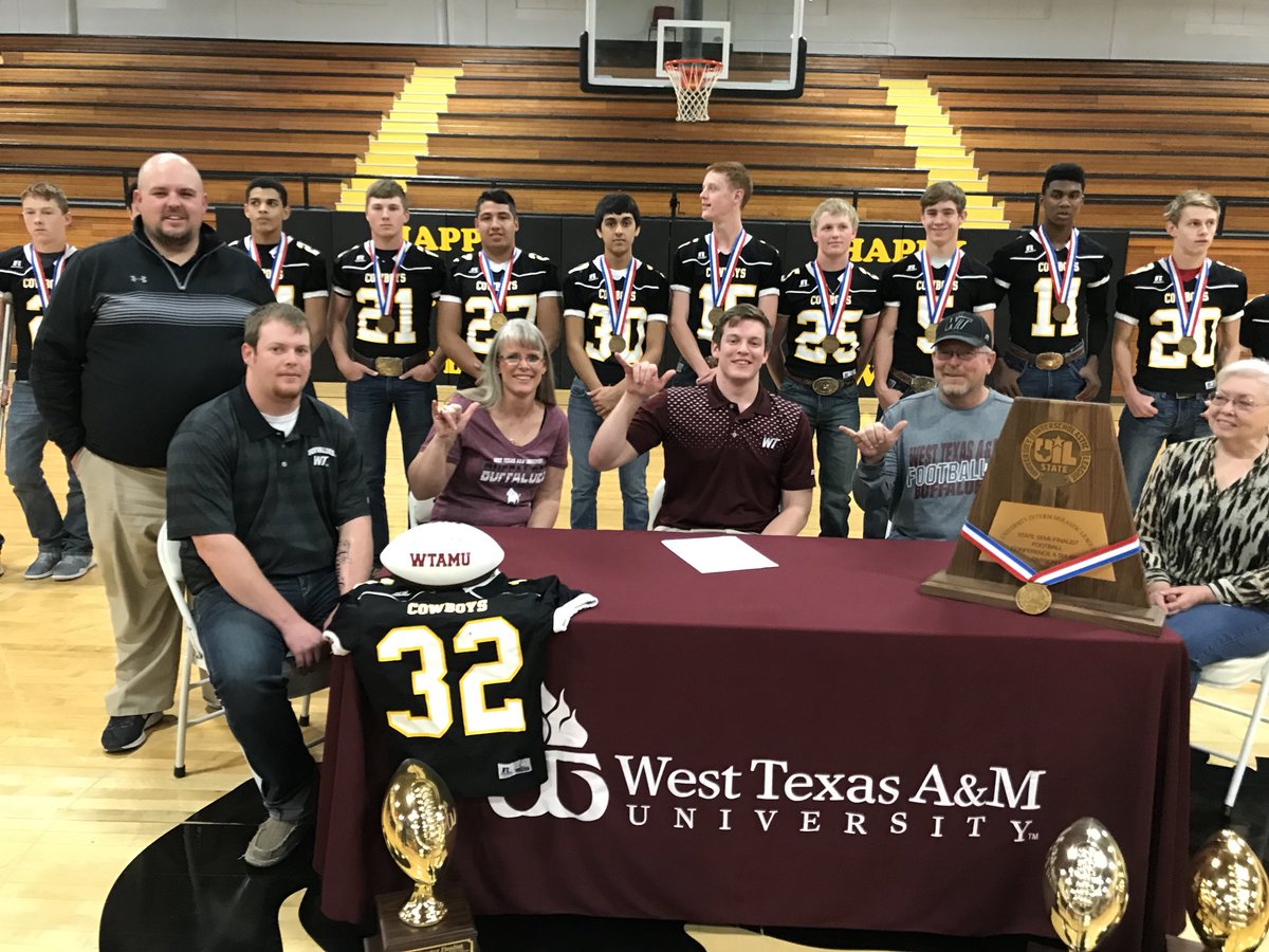 KaleSteed's tweet photo. @WTAMUFootball @Coach_HunterH announces 55 freshman in the 2018 #signingclass w/ 6 offensive transfers. 4 JUCO and 2 D1 transfers. Notables @Darrellfields18 @daltongray20 @Rowdy_Vaughn #LSCfb https://t.co/extR4c3qcO