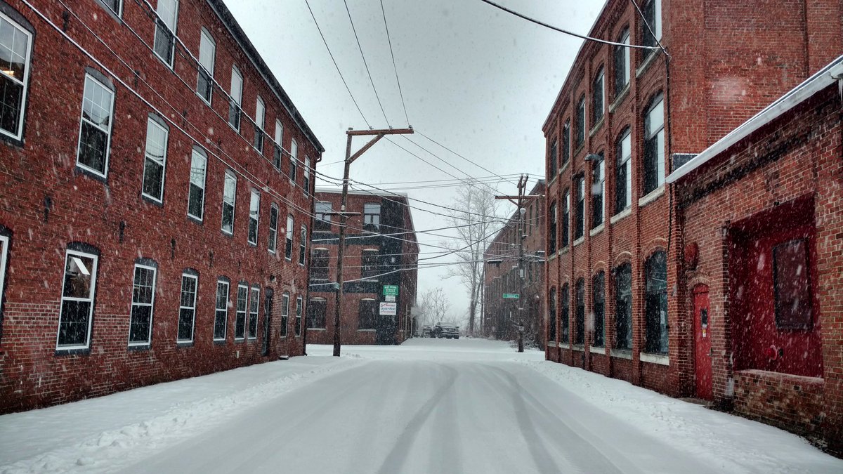 UCSAINTL's tweet photo. Snow day in #MyAmesbury. https://t.co/PzRKQqGUoY