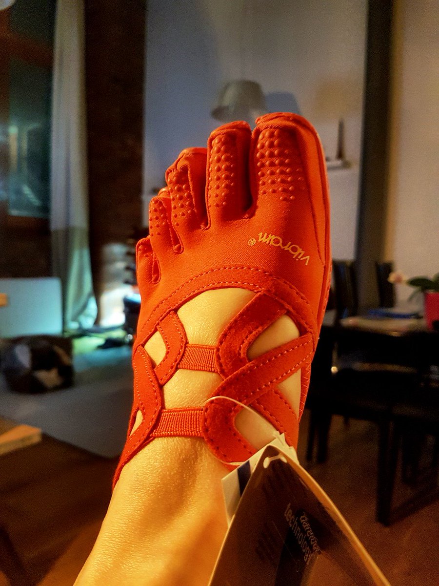 BettyShmem's tweet photo. Got myself some #ninja feet. So I can kick some butt, ninja-stylee. 😁 @Vibram5Fingers #BarefootTechnology #SuperComfy https://t.co/UneJcp38zD