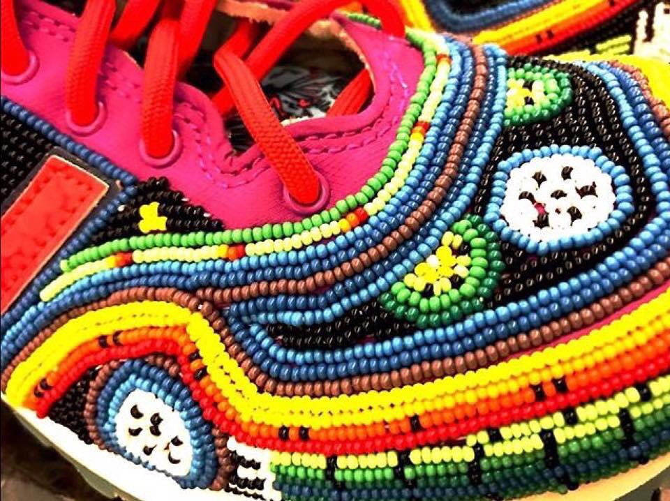 HDOCostal's tweet photo. ¿Qué tal estás bellezas? No encontrarás NADA parecido en el mercado. Estos hermosos tenis son bordados, chaquira por chaquira, por una artesana que realiza arte huichol... 

¡PREGUNTA POR LOS TUYOS VÍA MD! 😀❤️🇲🇽👟 #HarinaDeOtroCostal #FelizMiercoles https://t.co/2wvSq8KruG