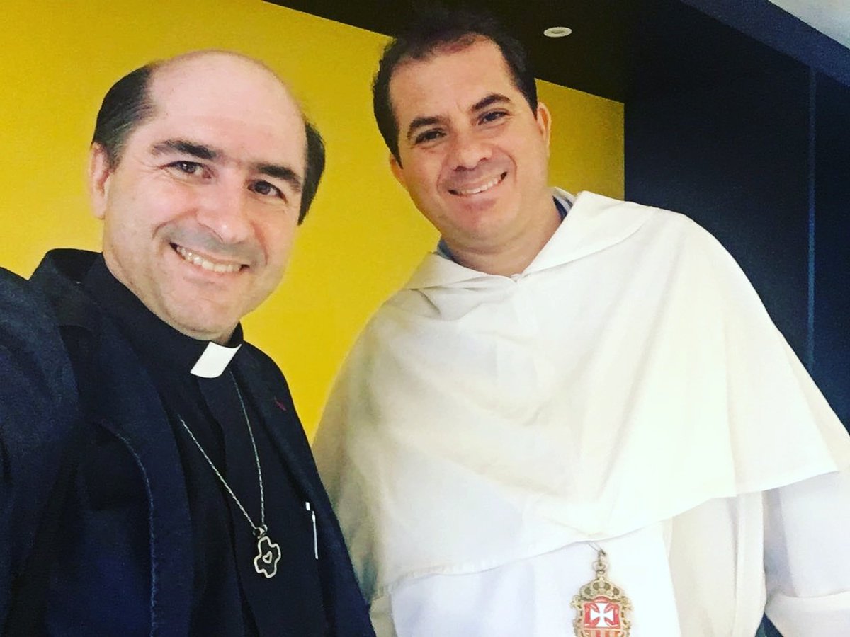 frei_rogerio's tweet photo. @padrejoaozinho e eu, firmes na evangelização. Deus abençoe você nesse exato momento. https://t.co/sTsGnHcbXw