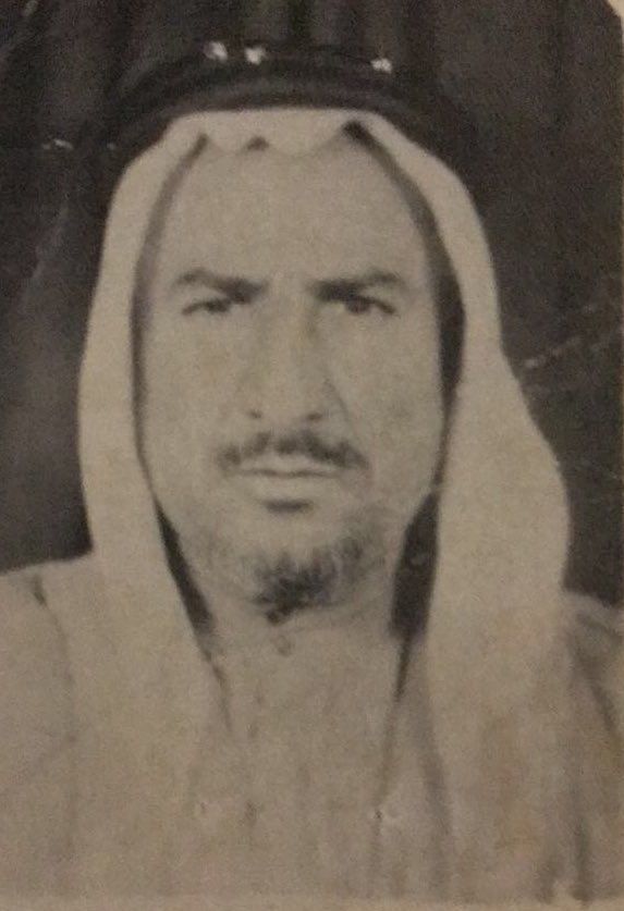 جدي موسى رحمه الله كان من مرافقي الملك عبدالعزيزحتى شارك في حرب اليمن بقيادةالملك فيصل رحمهم الله وهاهو اليوم ابنه العم محمد بن موسى (مدير الأوسمةبالمراسم الملكية) يعيد الذكرى يقف بجوارخادم الحرمين محيياًً ذكر والده في حفل افتتاح #الجنادريه_٣٢
حفظ الله مملكتنا وقيادتها وشعبها❤️