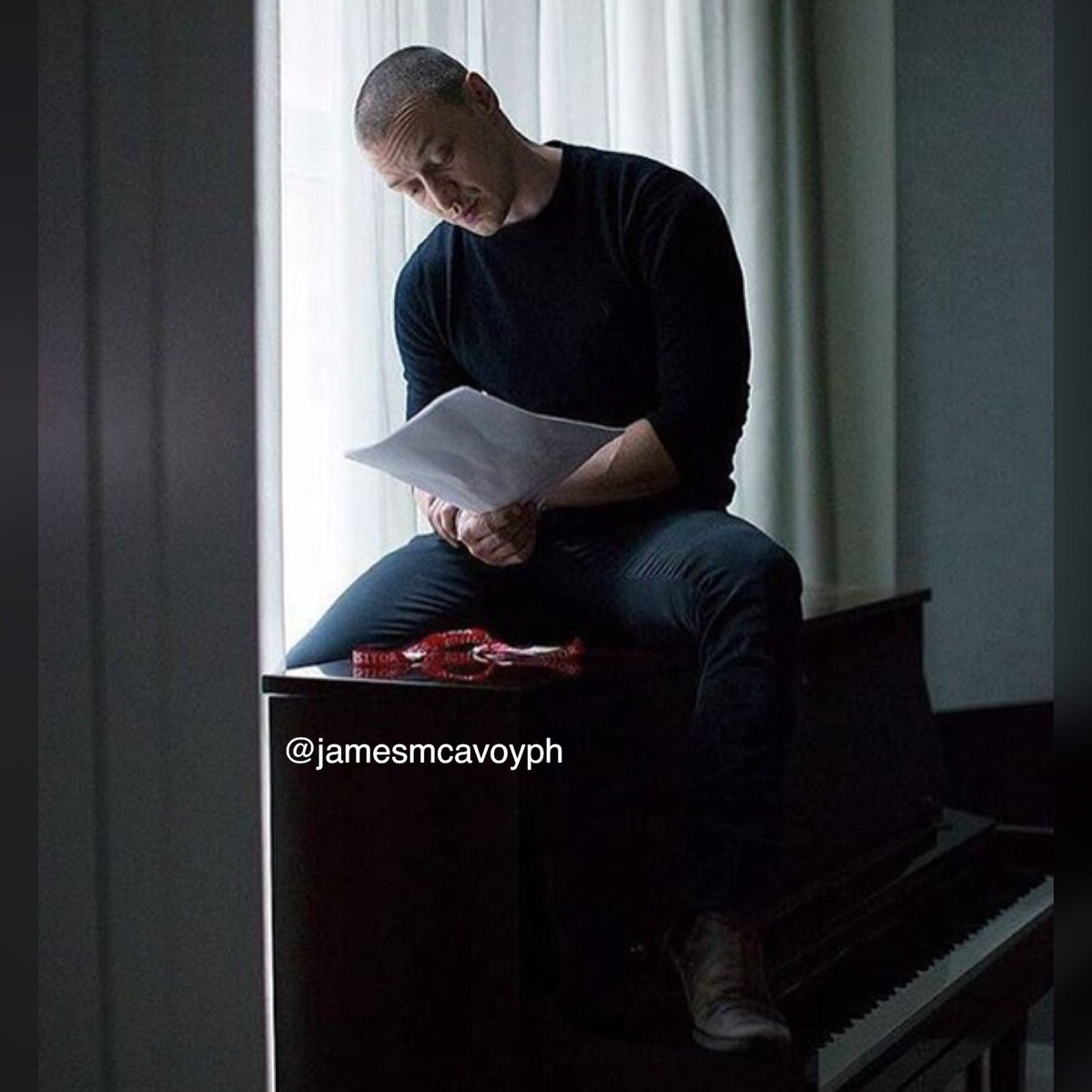 jamesmcavoyph's tweet photo. Two of my loves in one photo. 🎹💕 #piano #JamesMcAvoy #CharlesXavier #ProfessorX #XMen #XMenDarkPhoenix #Split #Glass #Submergence #AtomicBlonde #SherlockGnomes #McAvoyeurs #McAvoyers #jamesmcavoyrealdeal #jamesmcavoyph #DramaticNeed #DannyBoyle #ChildrensMonologue https://t.co/y9ZqwXxCGc