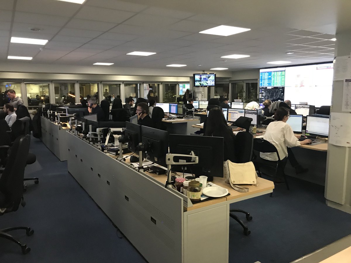 A Gare Montparnasse le centre de supervision surveille les TGV qui roulent à 160 km au lieu de 320 km ça retarde les arrivées/ les départs des rames qui repartent , les gilets rouges venus guider les clients . Merci aux agents sur le terrain a fond  dans ces conditions difficiles