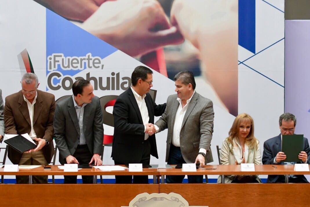 mrikelme's tweet photo. Trabajando de la mano con el Secretario del Trabajo y Previsión Social Federal @1campa y los 38 Alcaldes de nuestro estado, firmamos el Pacto por la Paz Laboral en Coahuila. ¡Velaremos por la estabilidad laboral Coahuilense! #FuerteCoahuilaEs https://t.co/IsyiNLhQF1