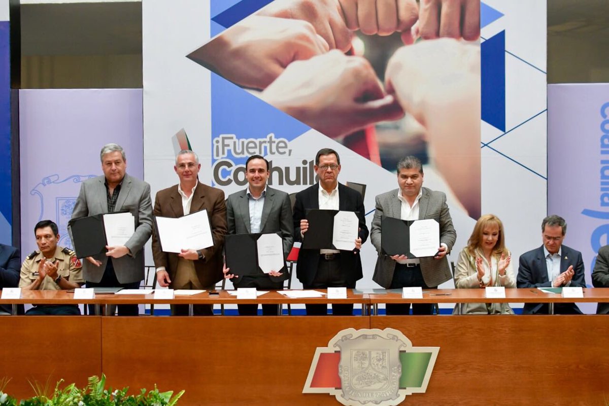 mrikelme's tweet photo. Trabajando de la mano con el Secretario del Trabajo y Previsión Social Federal @1campa y los 38 Alcaldes de nuestro estado, firmamos el Pacto por la Paz Laboral en Coahuila. ¡Velaremos por la estabilidad laboral Coahuilense! #FuerteCoahuilaEs https://t.co/IsyiNLhQF1
