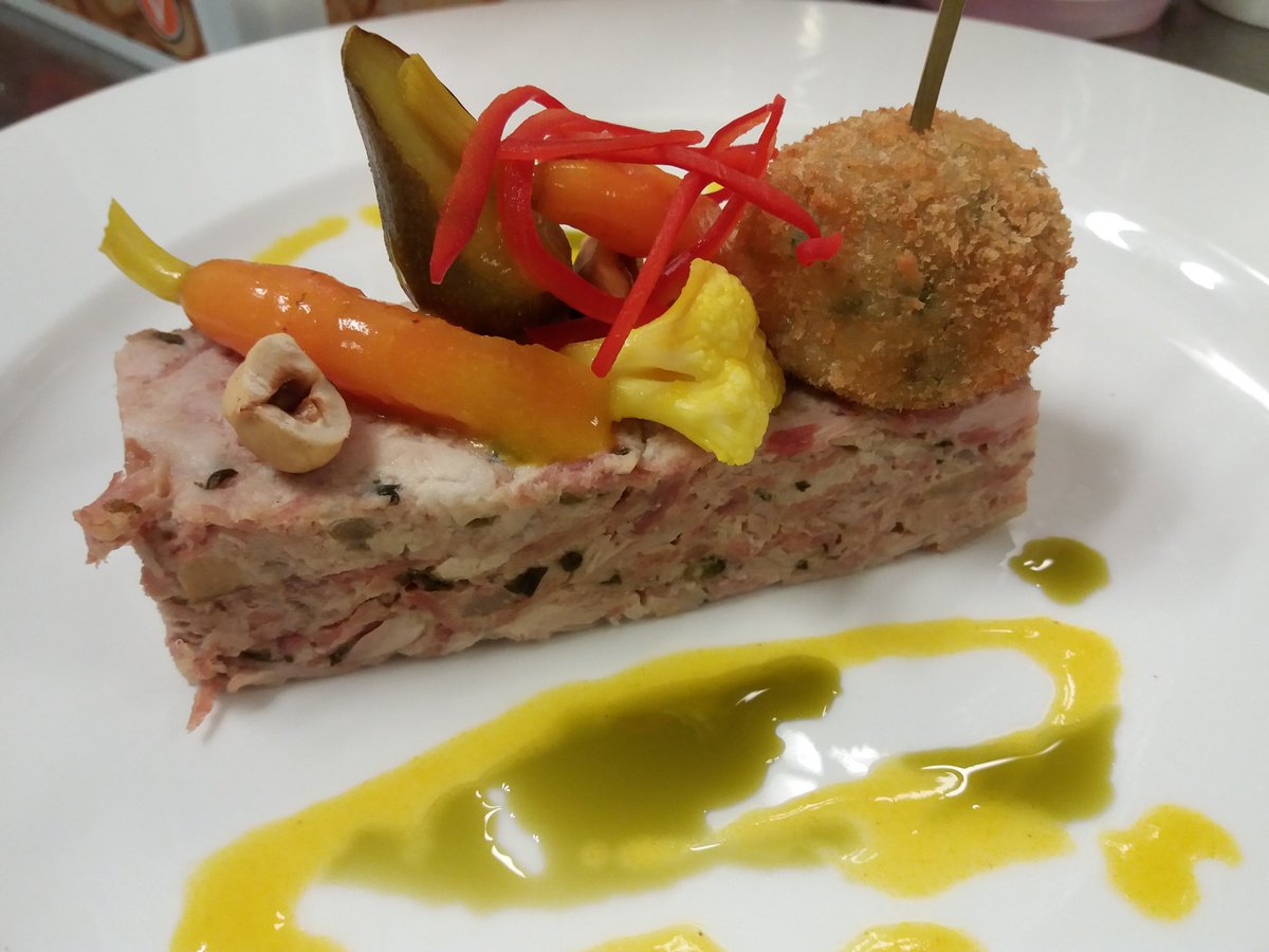 mistajay63's tweet photo. @ChefRhys @ExtShetty @AngelHillFood @Servest_UK @ServestFoodCo Great teamwork, great food, great having @ChefRhys with us! @AngelHillFood @jessey1965 @ExtShetty @chrisincefood https://t.co/IsJN2cukwn