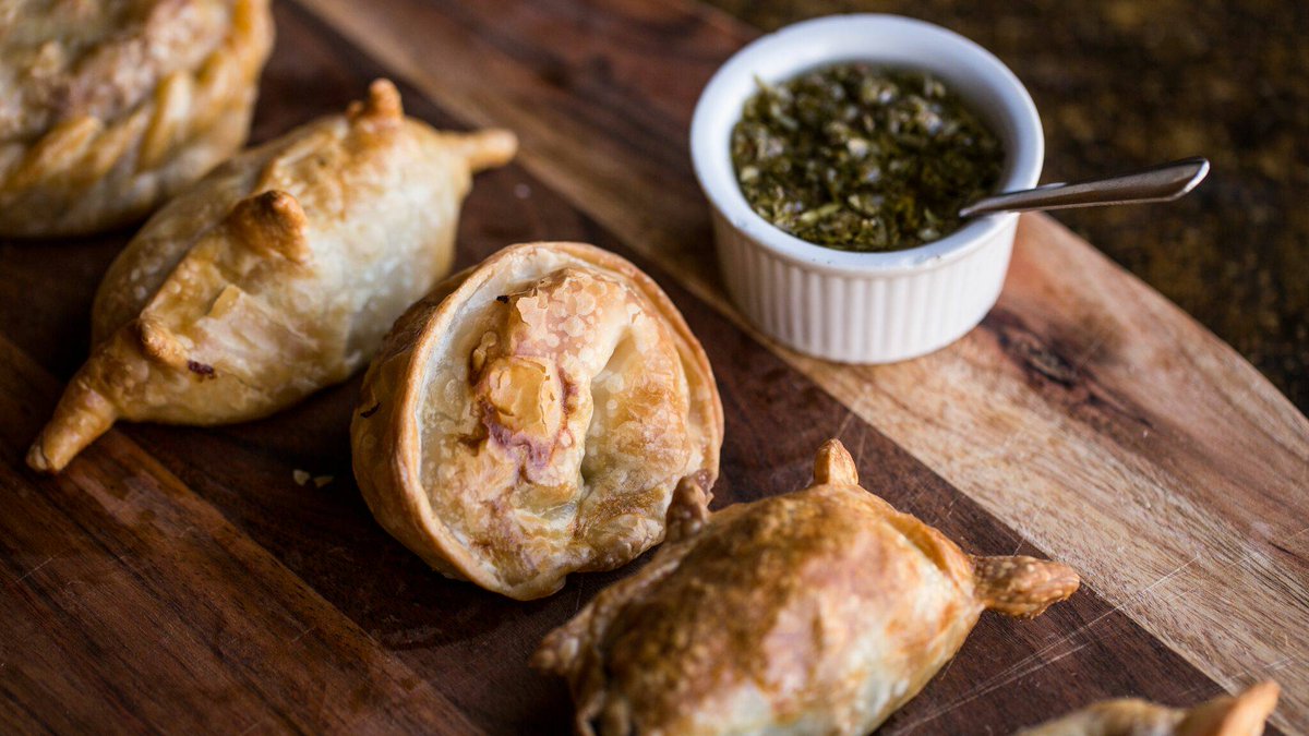 Recuerda que no puedes hacer feliz a todo el mundo.... no eres una empanada  😂