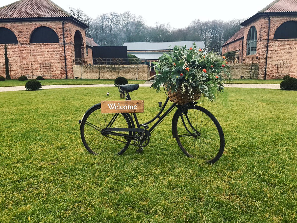 PrettyLittleExt's tweet image. Hello #weddinghour hope you're having a wonderful week!!